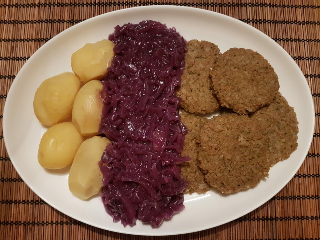 Read more about the article Red cabbage with potatoes – tastes simple