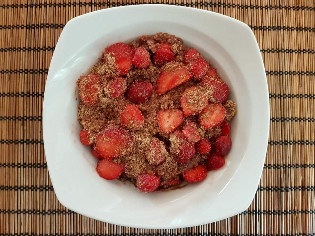 Read more about the article Chocolate porridge with strawberries – love