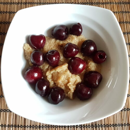 Amaranth mit Kirschen