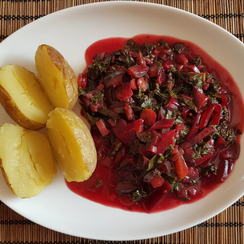 Grünkohl mit Gemüse und Ofenkartoffel
