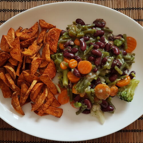 Süßkartoffelpommes mit Gemüse